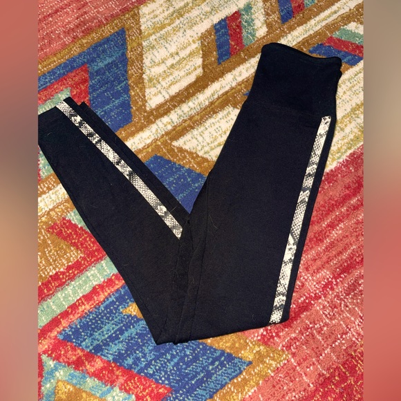 NWT- PINK Snake Print Leggings - Picture 1 of 3